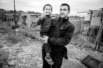 Walter Sánchez y su hijo Santiago ayer en el barrio La Quinta en la zona de Maroñas./ Foto: Javier Calvelo Walter Sánchez y su hijo Santiago ayer en el barrio La Quinta en la zona de Maroñas./ Foto: Javier Calvelo