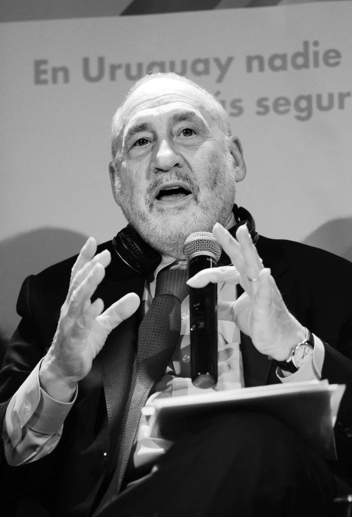 Joseph Eugene Stiglitz, premio Nobel de Economía, ayer en la sala Delmira Agustini del teatro Solís. • Foto: Pablo Vignali
