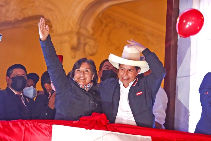 Pedro Castillo, acompañado de la vicepresidenta, Dina Boluarte, luego de ser proclamado presidente electo de Perú, ayer, en Lima. · Foto: Paolo Aguilar, Efe