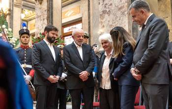 Gabriel Boric, Luiz Inácio Lula da Silva, Lucía Topolansky, Rosangela da Silva y Yamandú Orsi, el 15 de mayo, en el Salón de los Pasos Perdidos. · Foto: Presidencia de Uruguay