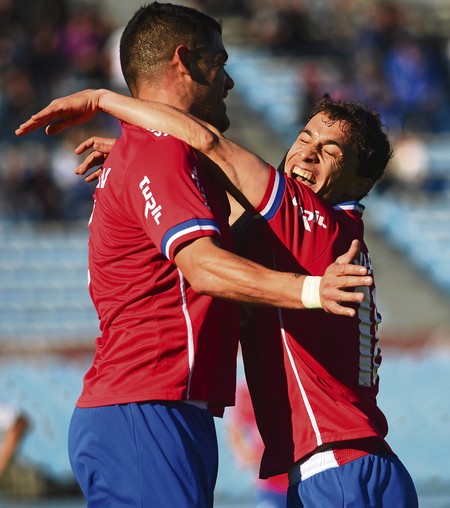 Luis Aguiar y Sebastián Fernández, tras el tercer gol de Nacional con Fénix, en el estadio Centenario. · Foto: Pablo Vignali Luis Aguiar y Sebastián Fernández, tras el tercer gol de Nacional con Fénix, en el estadio Centenario. · Foto: Pablo Vignali