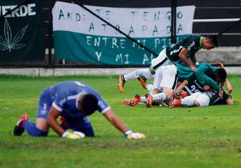 Jugadores de Racing tras el gol de la victoria, convertido por Jean Pierre Barrientos. foto: sandro pereyra Jugadores de Racing tras el gol de la victoria, convertido por Jean Pierre Barrientos. foto: sandro pereyra