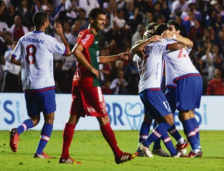 Jugadores de Nacional y Diego Scotti, de Boston River, ayer, tras el gol de Christian Oliva. Foto: Pablo Vignali · Foto: Pablo Vignali Jugadores de Nacional y Diego Scotti, de Boston River, ayer, tras el gol de Christian Oliva. Foto: Pablo Vignali · Foto: Pablo Vignali