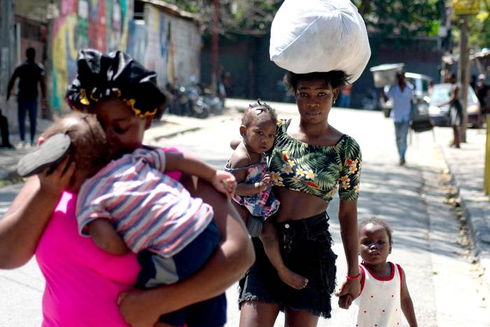 Haitianos abandonan sus casas, el sábado 9 de marzo, mientras la violencia de las pandillas se intensifica en Puerto Príncipe, Haití. · Foto: Clarens Siffroy, AFP