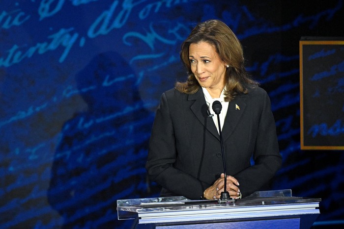 Kamala Harris escucha a Donald Trump durante el debate presidencial, el 10 de setiembre, en el Centro Nacional de la Constitución en Filadelfia, Pensilvania. · Foto: Saul Loeb, AFP