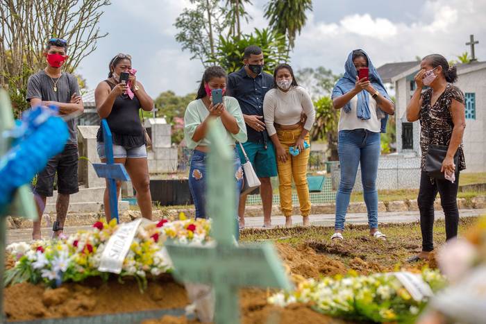 Cementerio de Nossa Senhora Aparecida, el 13 de enero, en Manaus, estado de Amazonas, Brasil · Foto: Michael Dantas, AFP