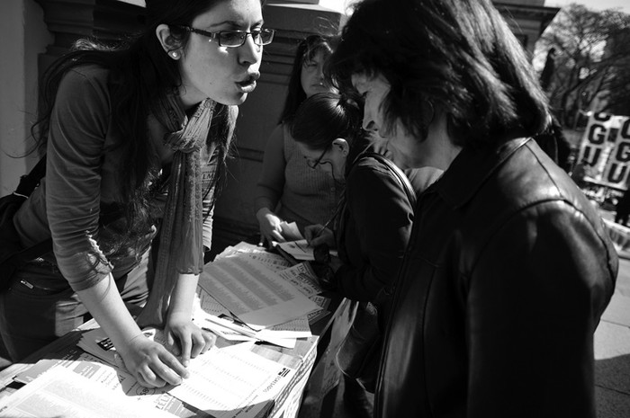 Mesas de información y reparto de listas en la Facultad de Derecho, ayer, durante las elecciones universitarias · Foto: Javier Calvelo