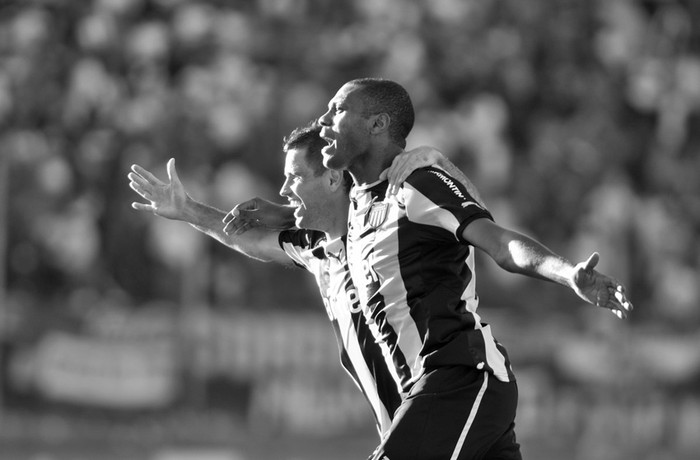 Marcelo Zalayeta y Antonio Pacheco, ayer, tras el segundo gol de Peñarol ante Nacional, en el estadio Centenario.  · Foto: Javier Calvelo