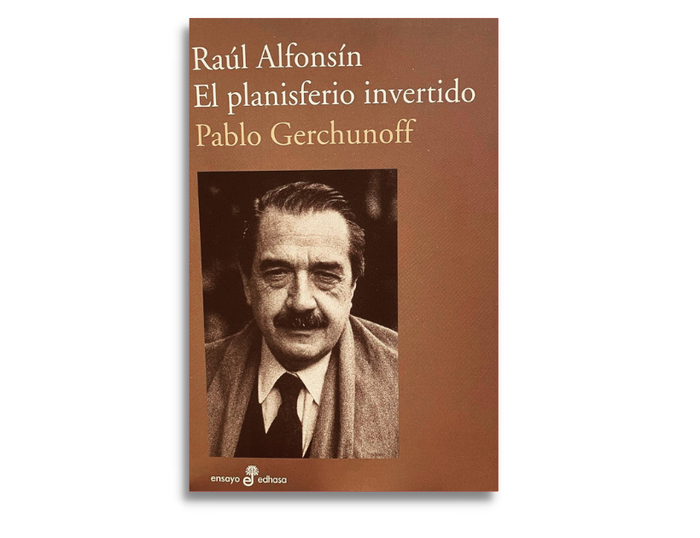 Foto principal del artículo 'Biografía - Raúl Alfonsín. El planisferio invertido'