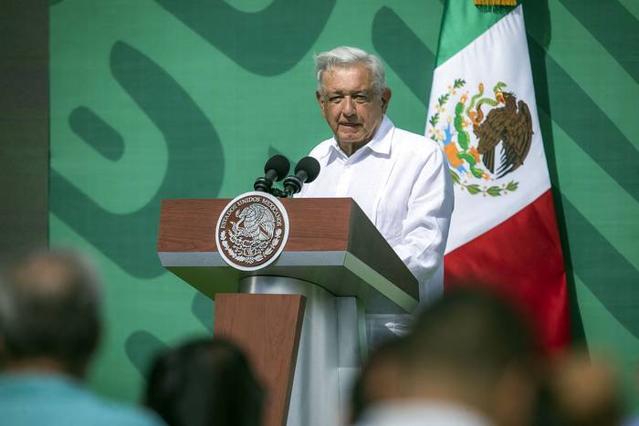 Andrés Manuel López Obrador, presidente mexicano, durante una conferencia de prensa, el 8 de abril, en Mazatlán, México. · Foto: Rashide Frias, AFP