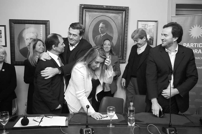 Max Sapolinsky, Pedro Bordaberry, Martha Montaner, Germán Cardoso y Ope Pasquet, ayer, en la casa del Partido Colorado.  · Foto: Santiago Mazzarovich