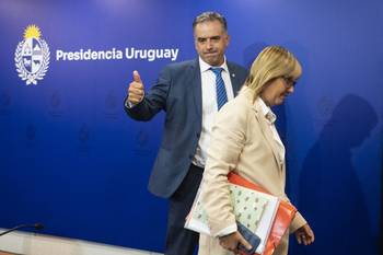 Yamandú Orsi y Cristina Lustemberg tras conferencia de prensa luego del Consejo de Ministros, el 25 de marzo, en la Torre Ejecutiva. · Foto: Alessandro Maradei