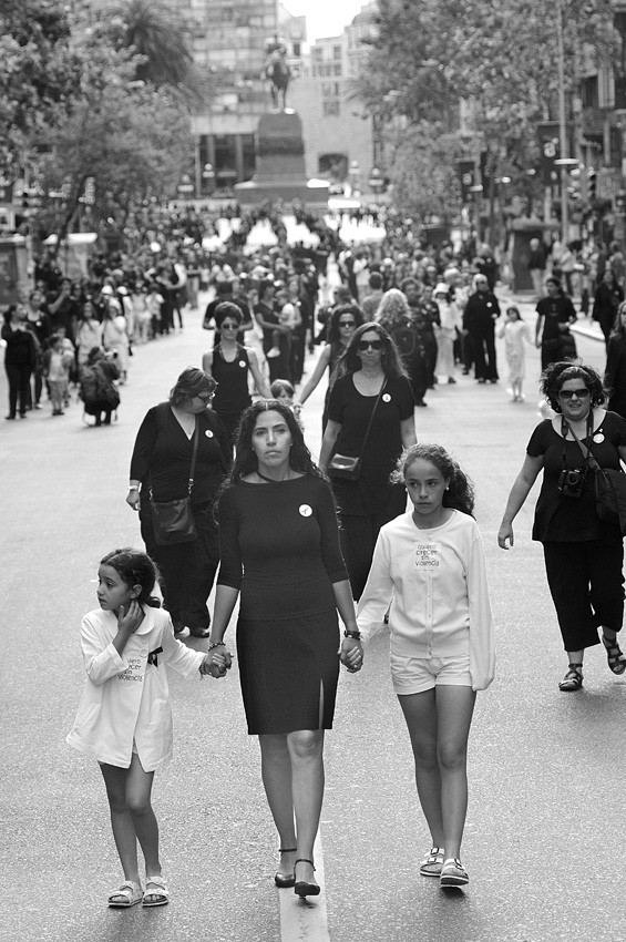 Marcha convocada por Mujeres de Negro en el Día Internacional de
Lucha contra la Violencia hacia las Mujeres,
en la avenida 18 de Julio. · Foto: Nicolás Celaya