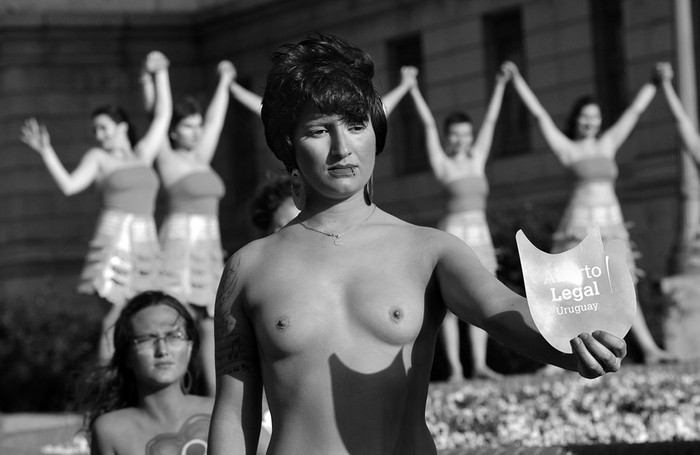 Performance de Mujer y Salud Uruguay (MYSU) en contra del proyecto de ley sobre interrupción voluntaria del embarazo que se votó ayer en la Cámara de Diputados · Foto: Nicolás Celaya
