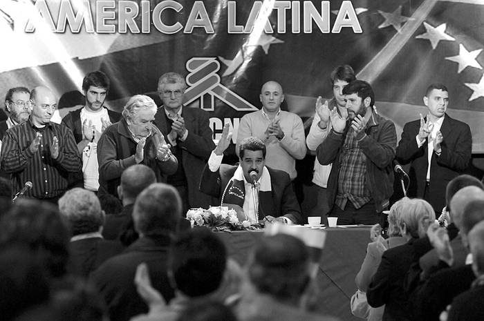 Acto en la sede del PIT-CNT, durante la visita del presidente venezolano, Nicolás Maduro, acompañado por el presidente José Mujica. · Foto: Nicolás Celaya