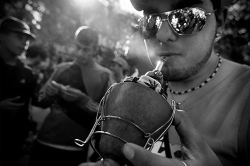 Participantes de la Última Marcha con la Marihuana Ilegal, realizada por diversos colectivos que promueven la legalización del cannabis en Uruguay, ayer en el centro de Montevideo. / Foto: Nicolás Celaya