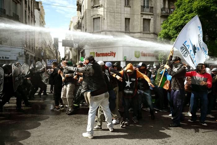 Manifestantes se enfrentan a la policía durante una protesta contra las recientes medidas económicas de Javier Milei, el 10 de abril, en Buenos Aires. · Foto: Luis Robayo, AFP