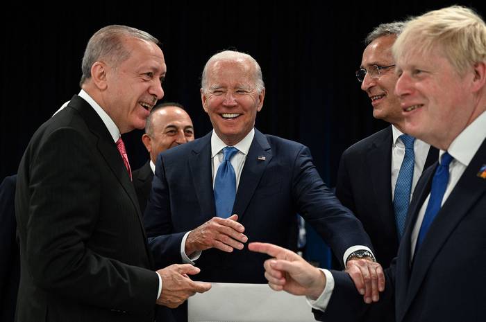Recep Tayyip Erdogan, presidente de Turquía, Joe Biden, presidente de los Estados Unidos, Jens Stoltenberg, secretario general de la OTAN, y Boris Johnson, primer ministro británico, al comienzo de la primera sesión plenaria de la cumbre de la OTAN, este miércoles, en el centro de congresos Ifema, en Madrid.