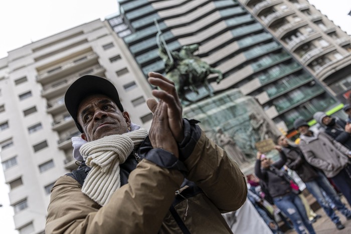 Movilización de personas en situación de calle, el 19 de agosto, desde la plaza Cagancha al Mides. · Foto: Ernesto Ryan