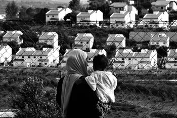 Desde el pueblo Nebi Salah se ven las nuevas construcciones del asentamiento judío Halamish, septiembre de 2010. Foto: Quique Kierszenbaum Desde el pueblo Nebi Salah se ven las nuevas construcciones del asentamiento judío Halamish, septiembre de 2010. Foto: Quique Kierszenbaum