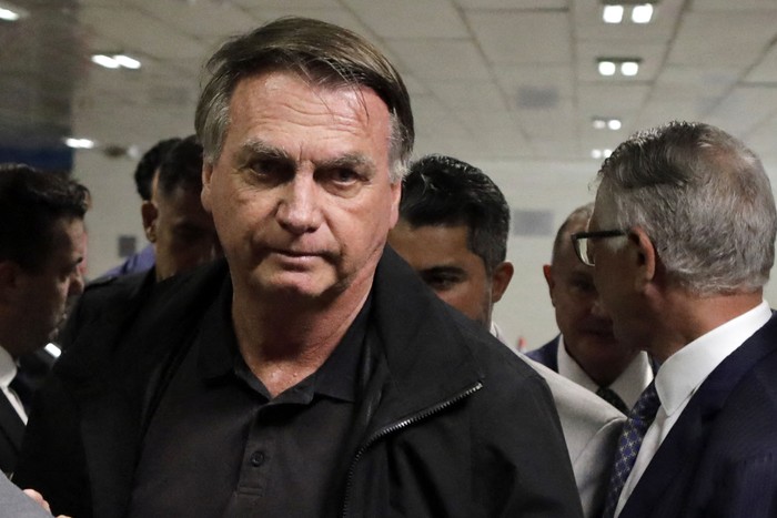 Jair Bolsonaro llega al Senado federal para almorzar con líderes de partidos de oposición, el 19 de febrero, en Brasilia. · Foto: Sergio Lima, AFP