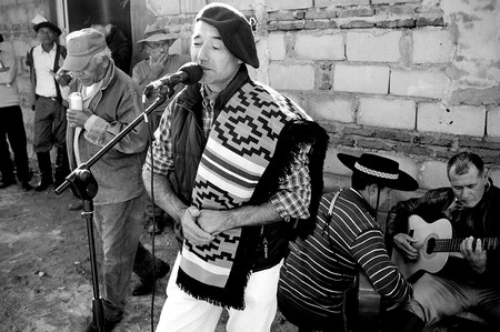 Milton Pintos, integrante del Sipes y recitador, durante su actuación en la celebración del Día del Trabajador Rural el sábado en la sede de la comisión barrial Chiquillada, en Pueblo del Barro, departamento de Tacuarembó. / Foto: Sandro Pereyra
Milton Pintos, integrante del Sipes y recitador, durante su actuación en la celebración del Día del Trabajador Rural el sábado en la sede de la comisión barrial Chiquillada, en Pueblo del Barro, departamento de Tacuarembó. / Foto: Sandro Pereyra