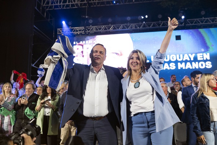 Álvaro Delgado y Valeria Ripoll en el acto final de la coalición, el 20 de noviembre, en el Obelisco, en Montevideo. · Foto: Rodrigo Viera Amaral