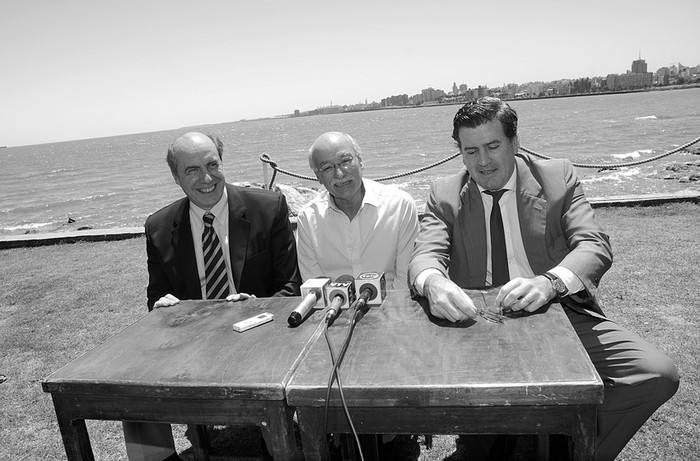 José Amorin Batlle, Luis Alberto Castillo y Pedro Bordaberry, ayer, cuando presentaron la candidatura de Castillo a la Intendencia de Montevideo.  · Foto: Pablo Nogueira