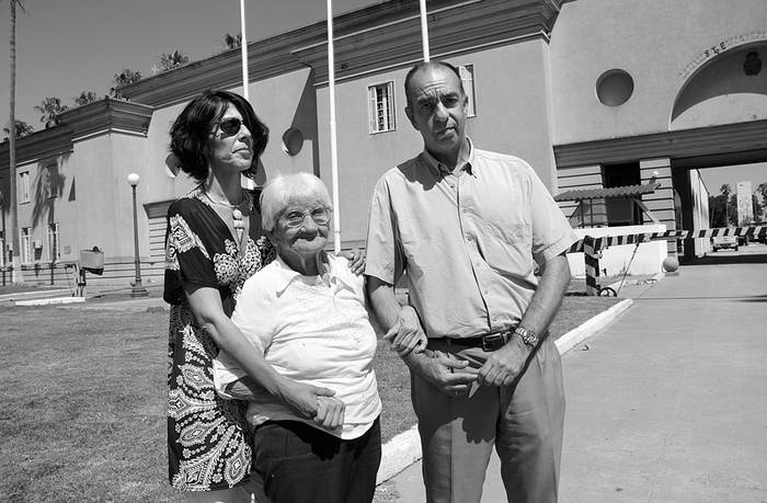 Cecilia Blanco, Luisa Cuesta y José Luis González, ayer, cuando fueron al Servicio de Material y Armamento del Ejército para la inspección ocular del 300 Carlos. · Foto: Pablo Nogueira