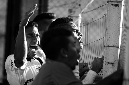 Los jugadores de Danubio, tras el gol de la victoria ante Juventud, convertido por Jonathan Álvez, ayer en Jardines del Hipódromo. · Foto: Pablo Nogueira Los jugadores de Danubio, tras el gol de la victoria ante Juventud, convertido por Jonathan Álvez, ayer en Jardines del Hipódromo. · Foto: Pablo Nogueira