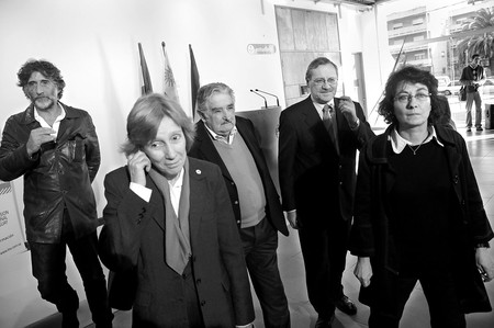 María Simon, Virginia Martínez, Claudio Invernizzi, José Mujica y Ricardo Ehrlich, ayer, durante el acto en el que Virginia Martínez asumió la dirección de Televisión Nacional de Uruguay (TNU · Foto: Pablo Nogueira María Simon, Virginia Martínez, Claudio Invernizzi, José Mujica y Ricardo Ehrlich, ayer, durante el acto en el que Virginia Martínez asumió la dirección de Televisión Nacional de Uruguay (TNU · Foto: Pablo Nogueira