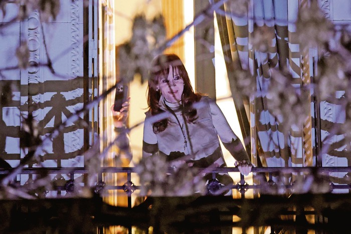 Cristina Fernández en el balcón de su casa en Buenos Aires, donde el 10 de junio se congregaron sus partidarios. · Foto: Emiliano Lasalvia, AFP
