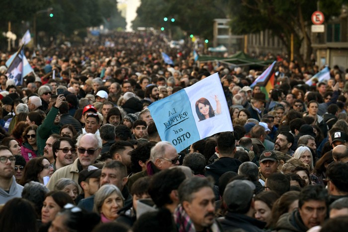 Marcha contra la condena y arresto domiciliario de Cristina Fernández, el 18 de junio, en Buenos Aires. · Foto: Luis Robayo, AFP