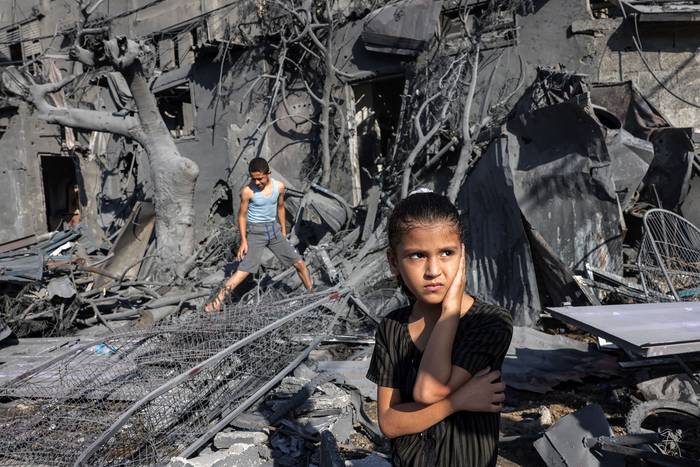 Escombros de un edificio que fue alcanzado por un bombardeo israelí, en Rafah, en el sur de la Franja de Gaza (31.10.2023). · Foto: Mohammed Abed, AFP