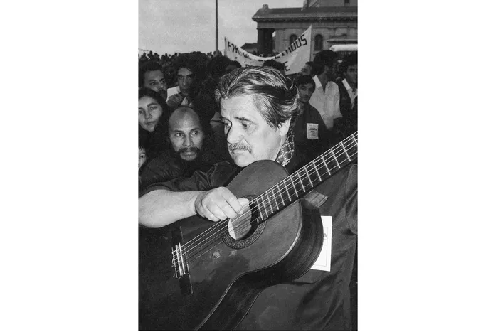 Carlos Molina durante la caravana y recibimiento a Alfredo Zitarrosa tras su llegada del exilio, el 31 de marzo, en Camacuá y Reconquista, Montevideo (archivo, marzo de 1984). · Foto: Agencia fotográfica Camaratres