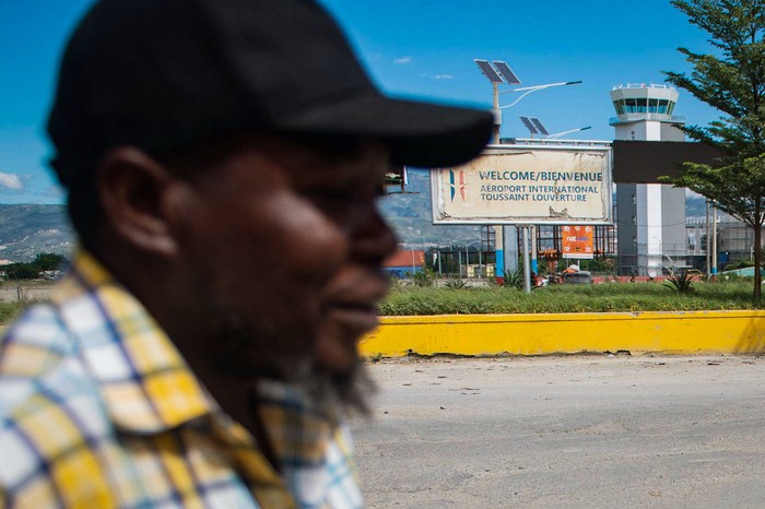 Aeropuerto Internacional Toussaint Louverture, el 12 de noviembre, en Puerto Príncipe, Haití. · Foto: Clarens Siffroy, AFP