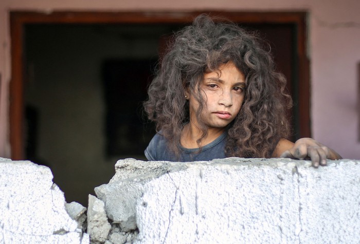 Niña palestina en los escombros de la vivienda, el 1º de julio, en Deir el-Balah, en el centro de la Franja de Gaza. · Foto: Eyad Baba, AFP