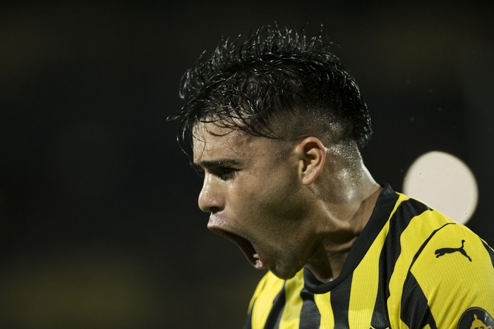 Alan Medina, de Peñarol, tras convertir contra Defensor Sporting, el 17 de noviembre, en el estadio Campeón del Siglo. · Foto: Enzo Santos