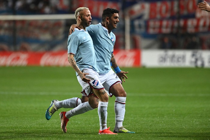 Nicolás López y Diego Polenta, de Nacional, tras el primer gol a Wanderers, el 15 de setiembre, en el Parque Viera. · Foto: Alessandro Maradei