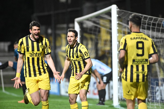 Felipe Avenatti y Camilo Mayada, de Peñarol, tras convertir ante Cerro, este domingo, en el estadio Alfredo Víctor Viera. · Foto: Alessandro Maradei