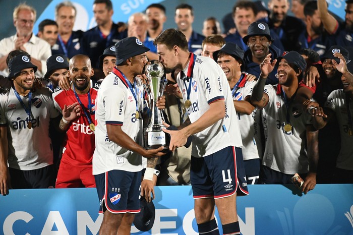 Diego Polenta y Sebastián Coates en la coronación de la Supercopa, este domingo, en el estadio Centenario. · Foto: Alessandro Maradei