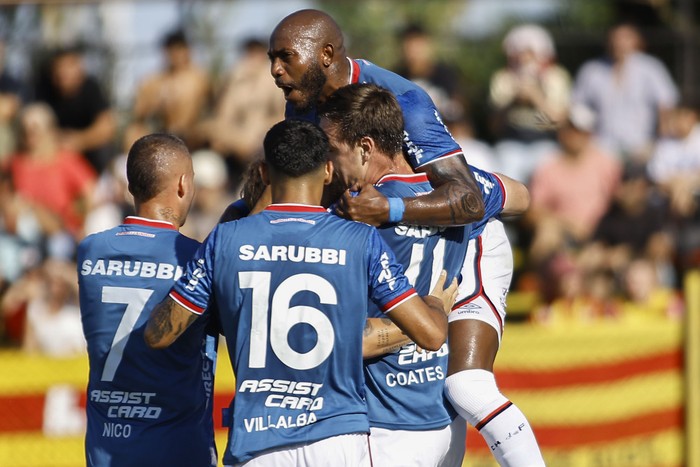 Los jugadores de Nacional tras el gol de Herazo a Progreso, el 16 de febrero, en el Paladino. · Foto: Ernesto Ryan