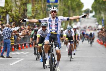 Juan Martín Echeverría del Club Ciclista Cerro Largo, ganador de la primera etapa de Rutas de América, el 2 de marzo, en Colonia del Sacramento · Foto: Ignacio Dotti