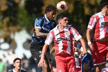 Abel Hernández, de Liverpool, y Emiliano Jourdan, de River Plate, el 6 de abril, en Belvedere. · Foto: Alessandro Maradei