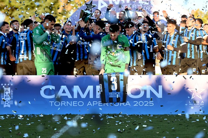 El plantel de Liverpool tras coronarse campeón del Apertura, con homenaje a Juan Izquierdo, el 18 de mayo, en Belvedere. · Foto: Alessandro Maradei
