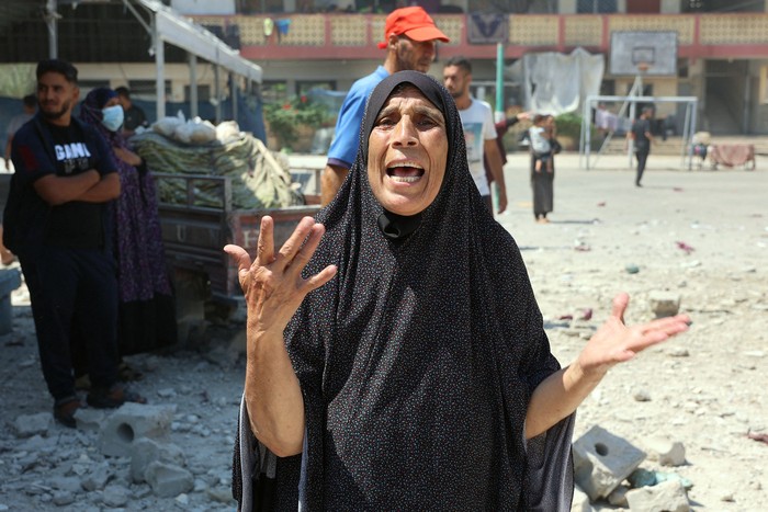 Una mujer palestina tras el ataque israelí contra la escuela que alberga a palestinos desplazados en el barrio de Rimal, el 20 de agosto, en el centro de la ciudad de Gaza. · Foto: Omar Al-Qattaa, AFP