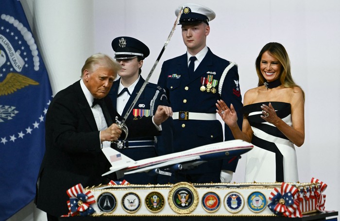 Donald Trump corta con un sable un pastel que representa el nuevo diseño del Air Force One, el 20 de enero, en el Centro de Convenciones Walter E. Washington en Washington. · Foto: Patrick T. Fallon, AFP