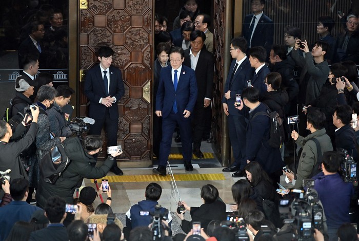 Lee Jae-myung (centro), líder del principal partido opositor de Corea del Sur, el Partido Democrático, sale, el 3 de diciembre, de la sala de conferencias principal de la Asamblea Nacional en Seúl. · Foto: Jung Yeon-je, AFP