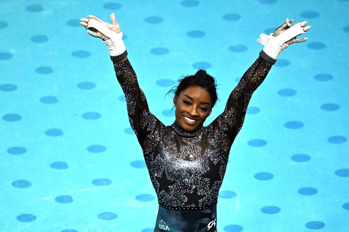 La estadounidense Simone Biles tras competir en la prueba de barras asimétricas durante los Juegos Olímpicos de París 2024, el 28 de julio, en la Arena Bercy en París. · Foto: Lionel Bonaventure, AFP