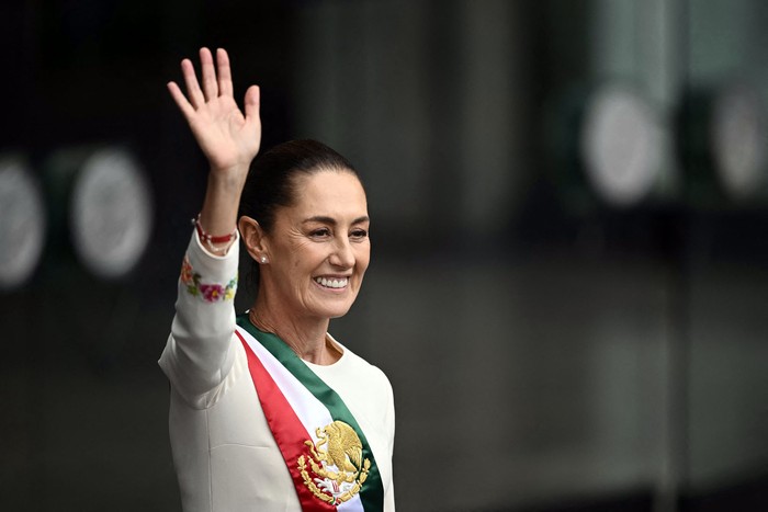 Claudia Sheinbaum al salir del Congreso de la Unión después de su ceremonia de toma de posesión, el 1º de octubre, en Ciudad de México. · Foto: Carl De Souza, AFP.